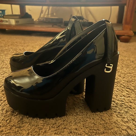 Chunky Heels - Picture 1 of 6